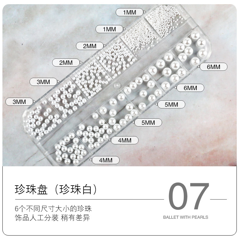 バレエ靴のネイルアートに丸い真珠のアクセサリーがついています。