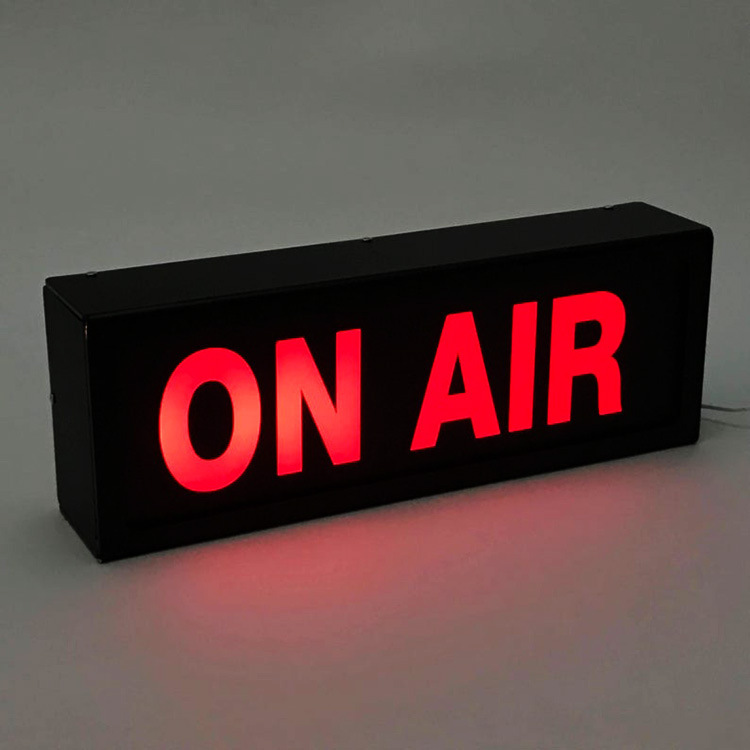 검은 색 프레임 검은 배경 빨간색 문자