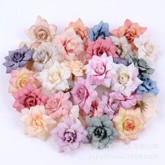 尖った角の小さいバラの花の頭をシミュレーションします。