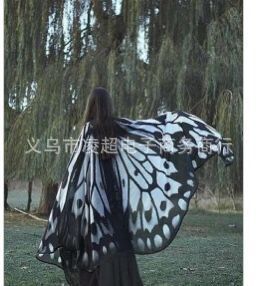 검은 색과 회색 망토
