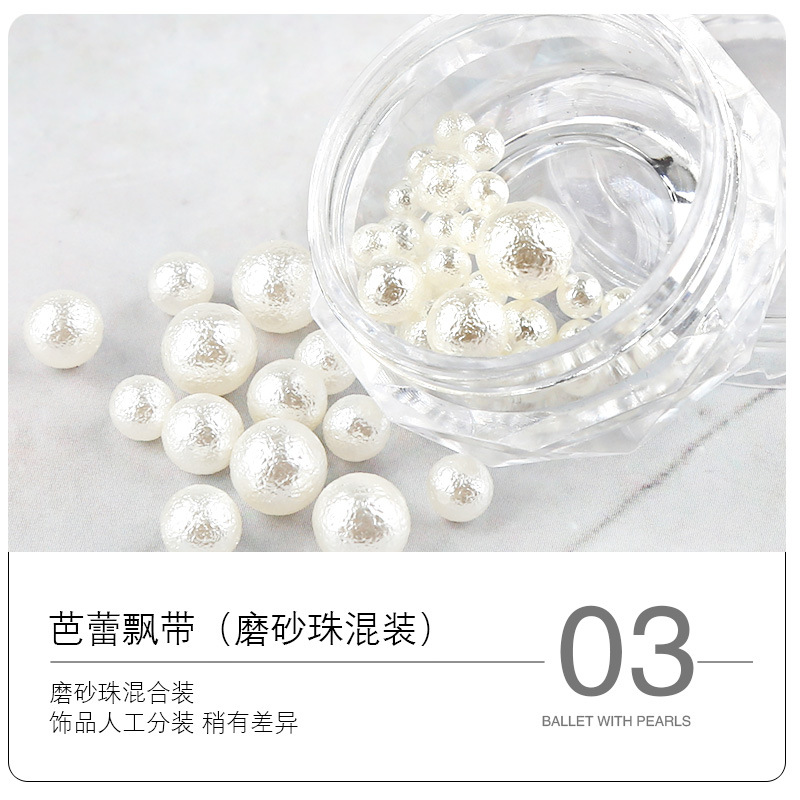 バレエ靴のネイルアートに丸い真珠のアクセサリーがついています。