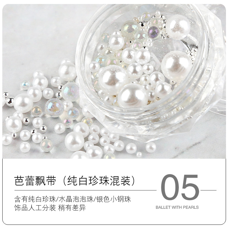 バレエ靴のネイルアートに丸い真珠のアクセサリーがついています。