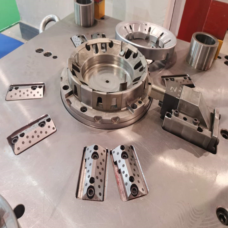 La Fábrica de Moldes Jinhua personaliza cubiertas para estufas de gas, moldes elásticos para cubiertas de estufas de gas y moldes para estampado y conformado de herrajes. image 5
