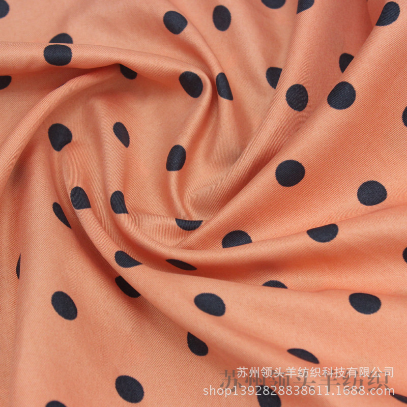 厂家供应300T 50D*50D春亚纺 羽绒服棉服风衣夹克户外休闲服面料