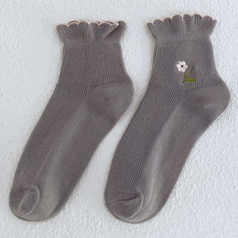 Calcetines de mujer en línea rojo japonés lindo flor pequeña curling calcetines de mujer sueltos algodón estilo coreano calcetines de mujer al por mayor