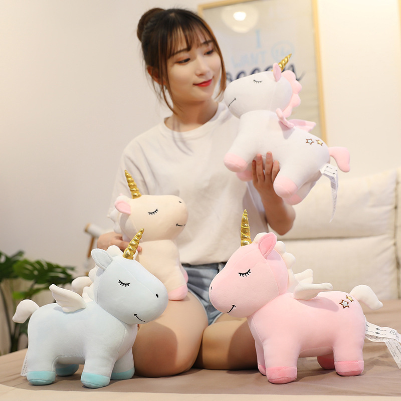 Fábrica al por mayor 2021 nuevo juguete de peluche unicornio muñeca Arco Iris caballo muñeca actividad regalo entrega de una pieza