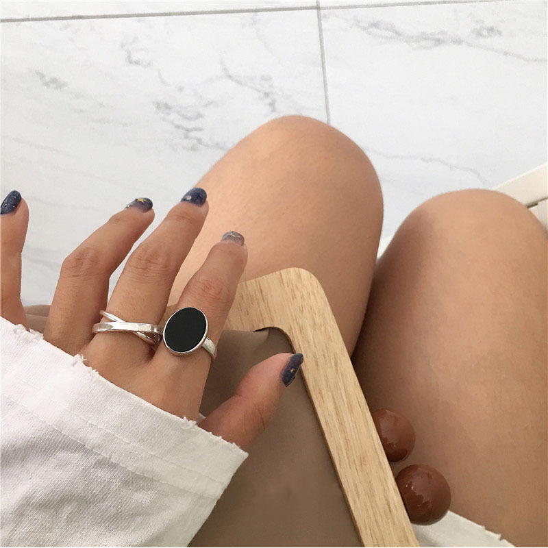 Corea del Sur Dongdaemun S925 plata esterlina negro redondo marca Cruz anillo femenino nicho diseño sentido ins Internet celebridad anillo de dedo índice