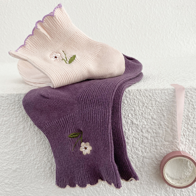 Calcetines de mujer en línea rojo japonés lindo flor pequeña curling calcetines de mujer sueltos algodón estilo coreano calcetines de mujer al por mayor