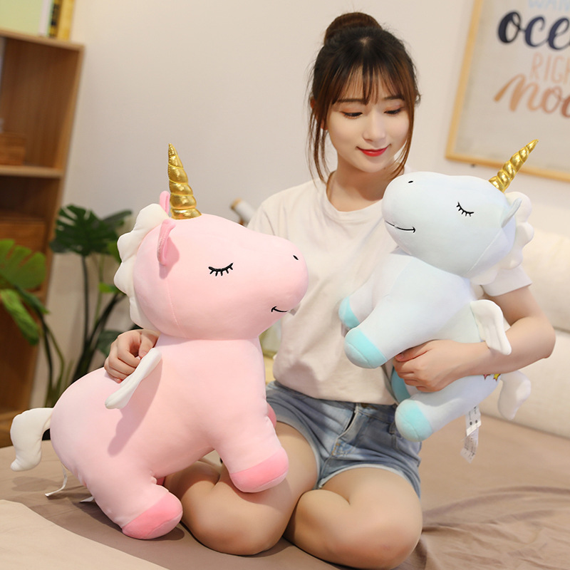 Fábrica al por mayor 2021 nuevo juguete de peluche unicornio muñeca Arco Iris caballo muñeca actividad regalo entrega de una pieza