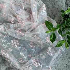 厂家直供网纱刺绣绣花撞色花朵童装汉服裙装无弹网布面料现货多色