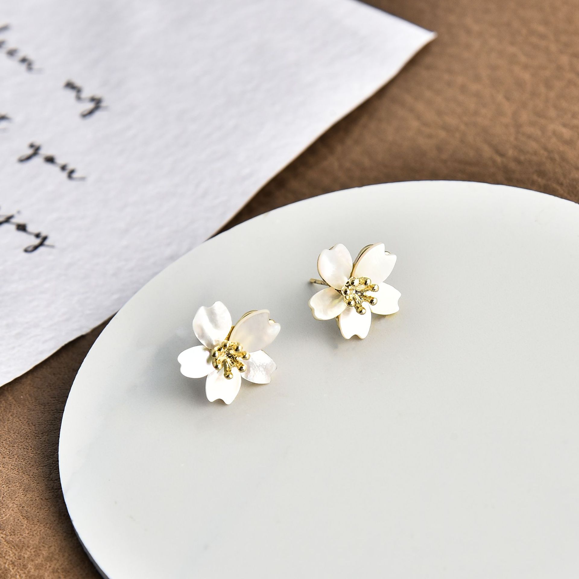 Art ins Style Real Shell Flower Pendientes Fairy Fresh White Daisy Pendientes simples Niña Mori Pendientes