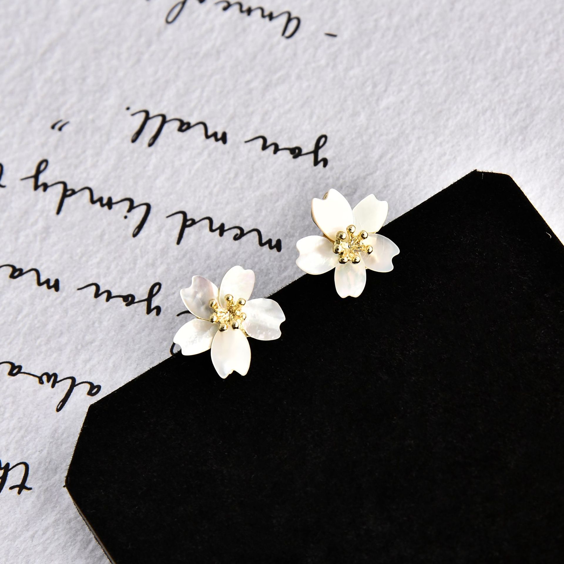 Art ins Style Real Shell Flower Pendientes Fairy Fresh White Daisy Pendientes simples Niña Mori Pendientes