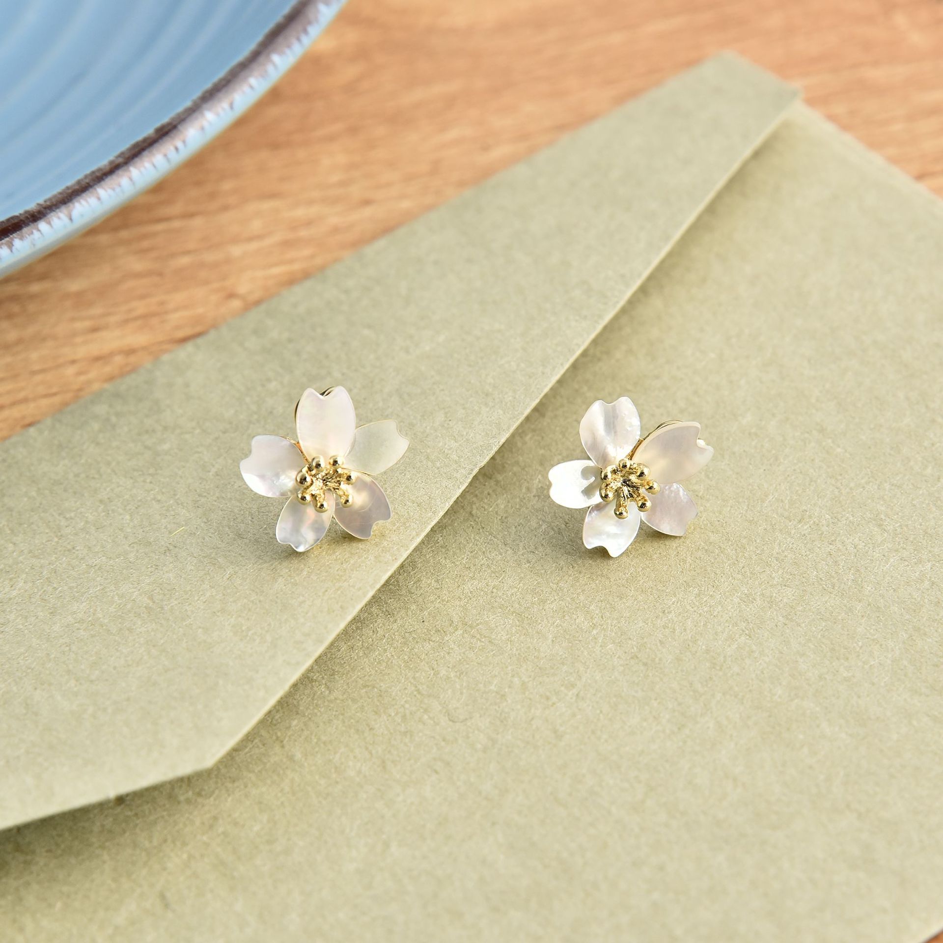 Art ins Style Real Shell Flower Pendientes Fairy Fresh White Daisy Pendientes simples Niña Mori Pendientes