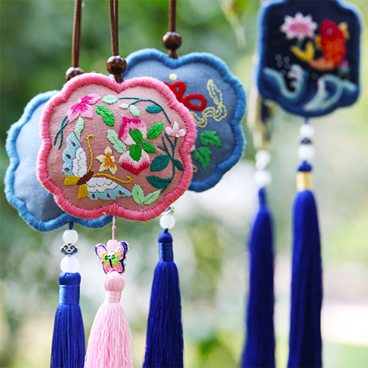 Nuevo Lu Bordado Diy Paquete de material hecho a mano Bordado Bolsita creativa Regalo de punto de cruz Bolsita colgante de estilo antiguo