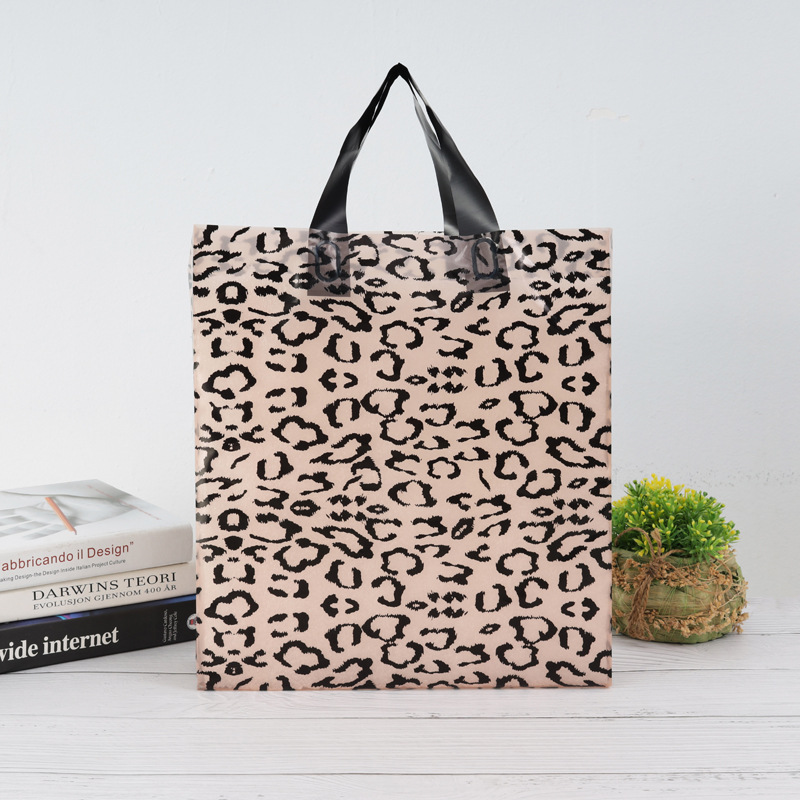 Bolsas de plástico con estampado de leopardo en stock para envío transfronterizo, bolsas de embalaje de PE para ropa y pantalones, bolsas con asa de correa al por mayor. image 4