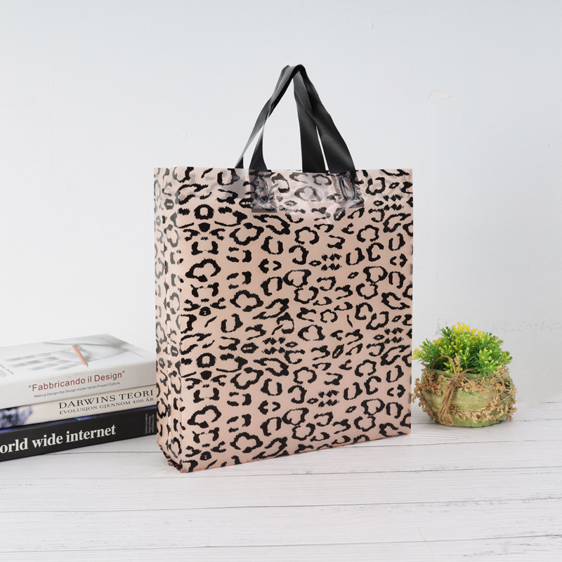Bolsas de plástico con estampado de leopardo en stock para envío transfronterizo, bolsas de embalaje de PE para ropa y pantalones, bolsas con asa de correa al por mayor. image 5