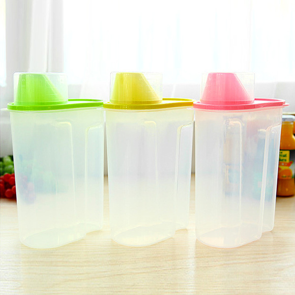 Bringing a transparent seal kitchen storage plastic storage tank…
