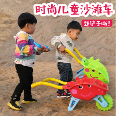 子供のビーチのおもちゃの車のセットの大きいサイズの男の子は砂の手押し車の赤ちゃんを掘って砂の工具の桶を遊んで土のシャベルを掘ります。