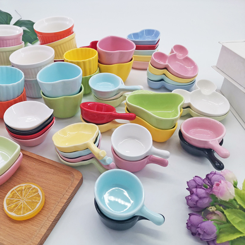 Wholesale household ceramic seasoning dish creative heart-shaped side dish tableware plum blossom with hand handle vinegar seasoning dip dish