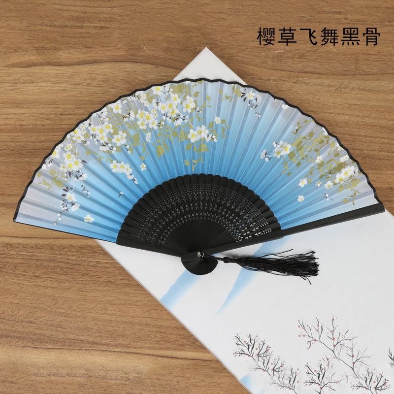 Flor de cerezo volando hueso negro