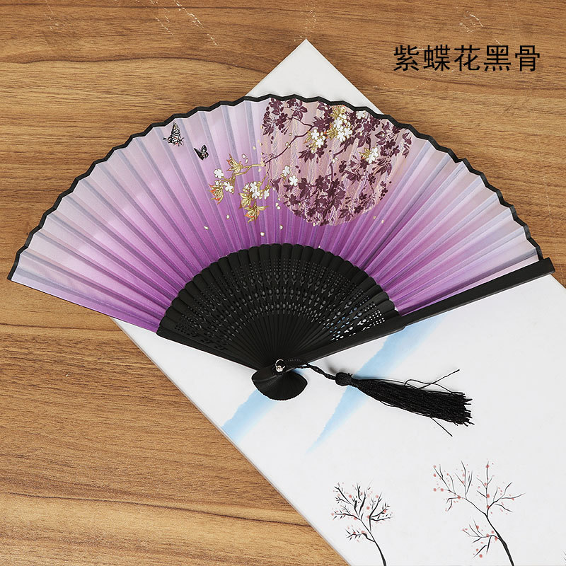 Flor de mariposa púrpura hueso negro