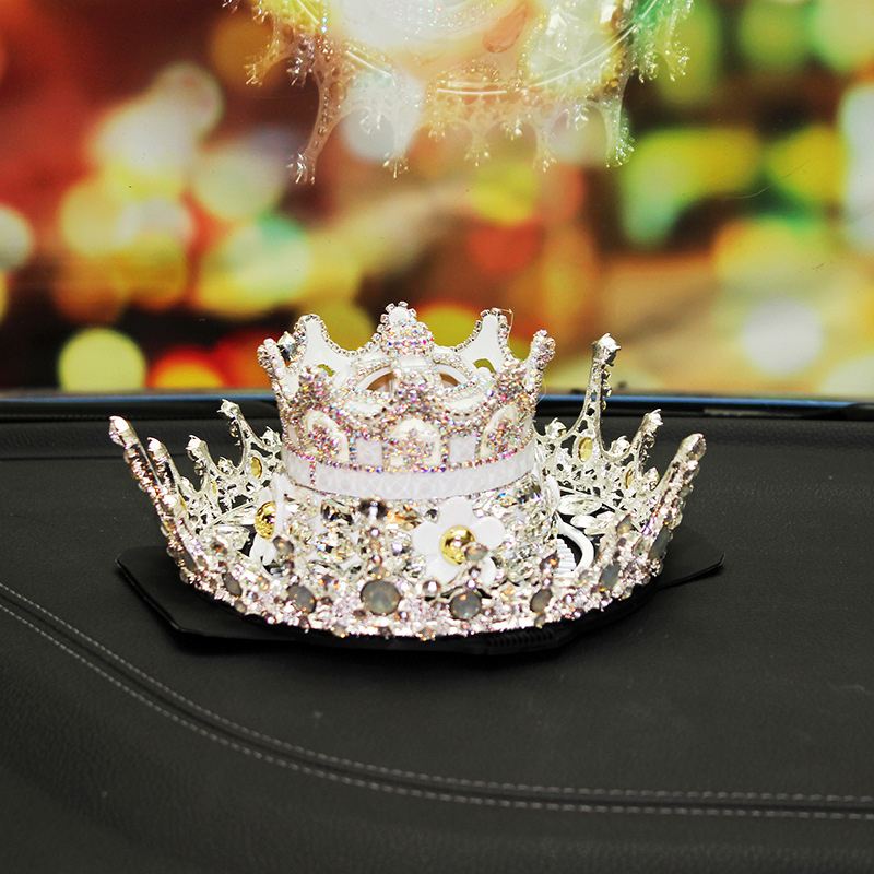 Little Daisy Crown Car Perfume Asiento Rhinestone Alfombrilla antideslizante Adornos de coche Accesorios de coche Personalidad Mujer Ligera Lujo