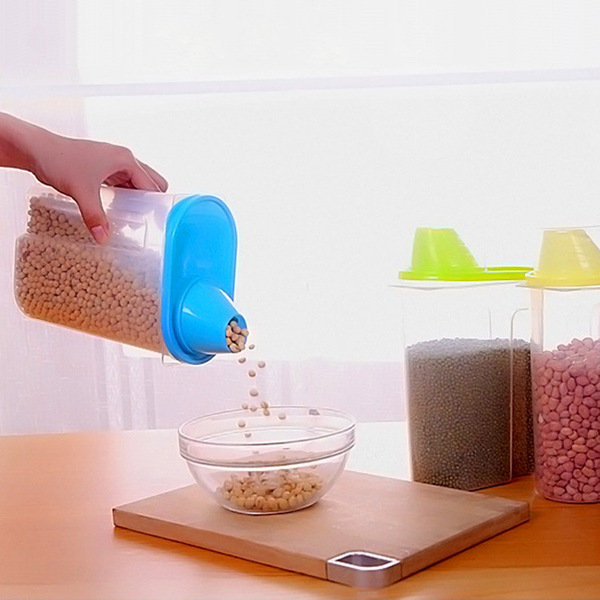 Bringing a transparent seal kitchen storage plastic storage tank…