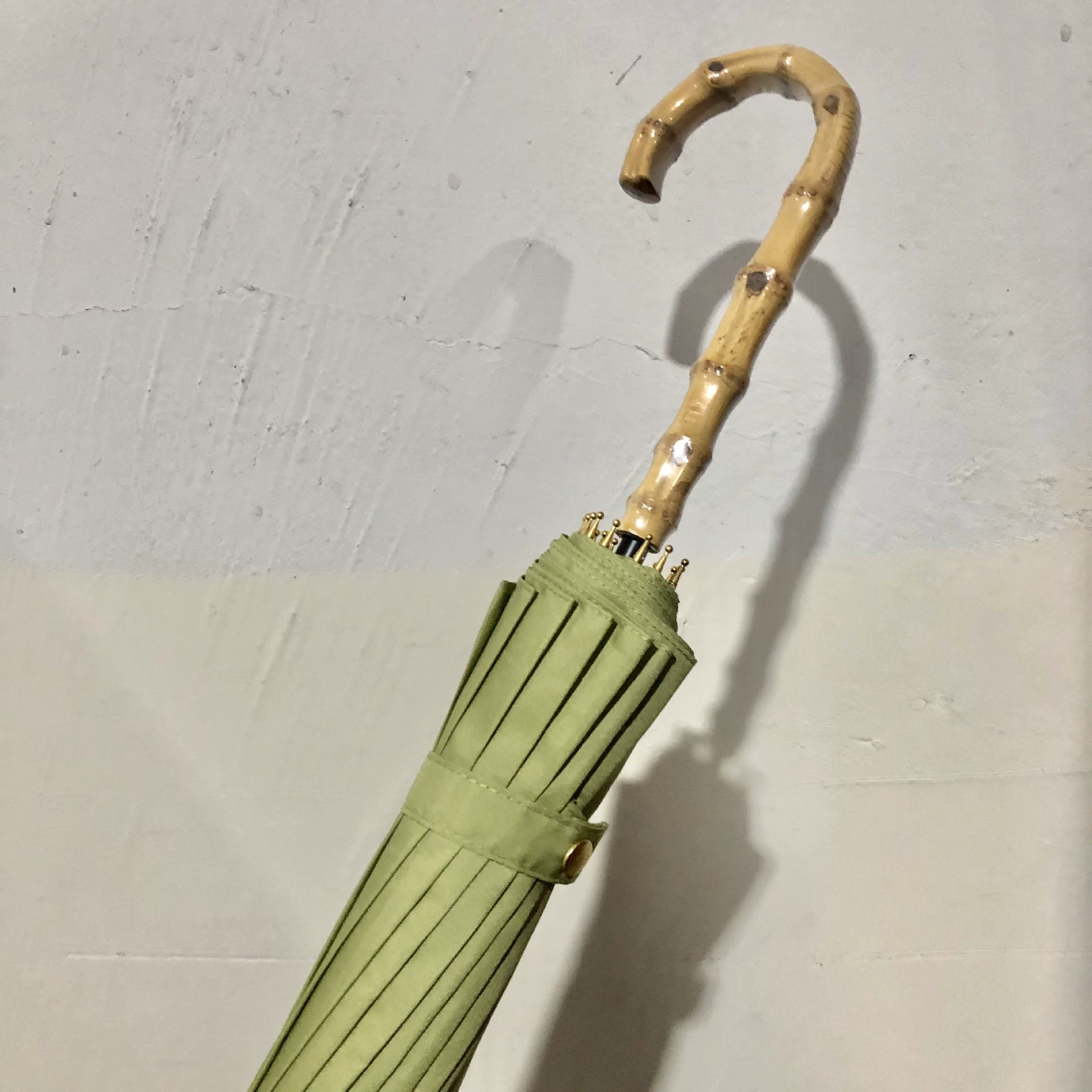 Straight Umbrella (Aila) Bamboo Handle, 16-Rib Automatic, Long Wooden Hook Handle