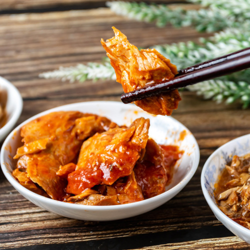 Wholesale tuna fish can ready-to-eat seafood aquatic sushi rice balls salad ingredients skipjack fish can can be shipped on behalf