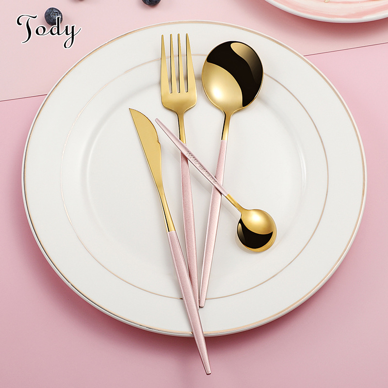 Vajilla de acero inoxidable portugués creativo mango largo cuchillo de filete, tenedor y cuchara comida occidental cuatro piezas principales titanio nórdico RED DE ORO cuchara redonda roja