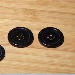 White resin button with thin edge, manufacturer of four-eyes collar shirt buttons, black women's suit coat shirt fasteners