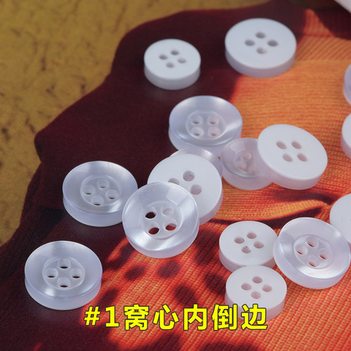 Four-eye button, pearlized shirt with wide-edge collar, resin buttons, flat-bottomed, wavy design, off-white base, and fine-edged shirt fasteners