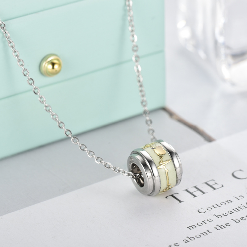 Europa y América nueva pareja de acero de titanio colgante fresco creativo ECG collar luminoso de acero inoxidable joyería al por mayor