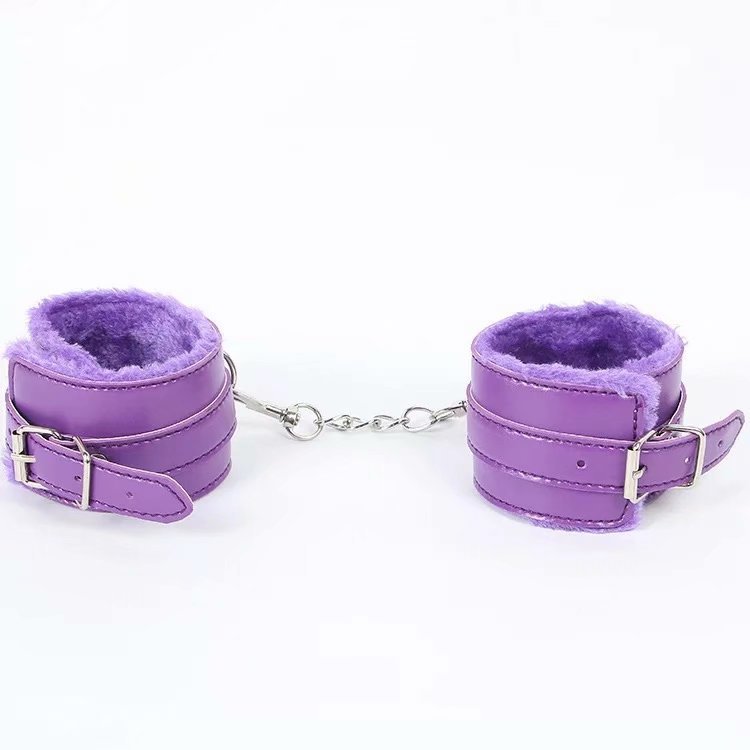 Europa y América nuevos suministros para adultos sexy esposas de cuero alternativa pareja coquetear juguetes sexuales fábrica al por mayor