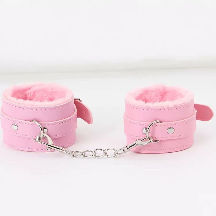 Europa y América nuevos suministros para adultos sexy esposas de cuero alternativa pareja coquetear juguetes sexuales fábrica al por mayor