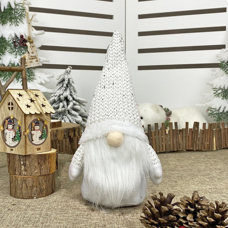 クリスマス装飾品の顔のない老人の子供のショーウインドーはクリスマスの装飾用品の北欧風を飾って子供を飾ります。|undefined
