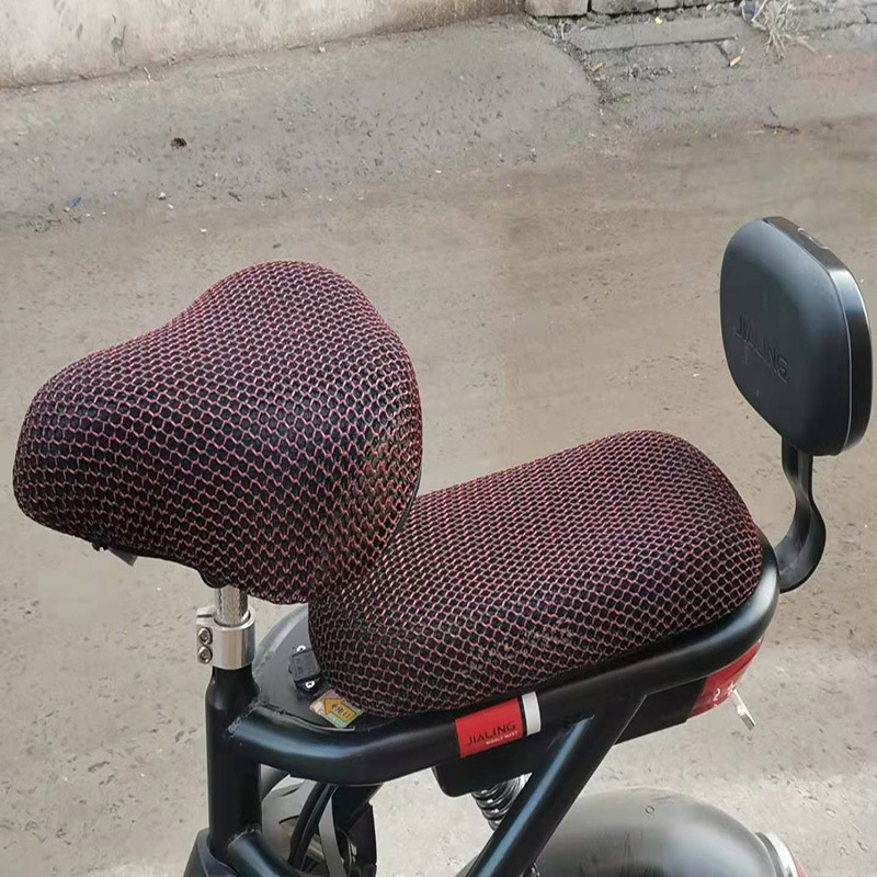3D 빨간 뾰족한 머리 뒷좌석