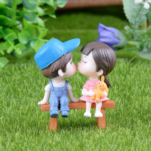 DIY House Accessory Dolls Figurines for Adults and Children, Family of Four with a Small Cat and Dog, Resin Ornament Toy