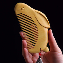 古仙 兔子图案雕刻黄杨木梳手工打磨木质工艺品送女朋友节日礼物