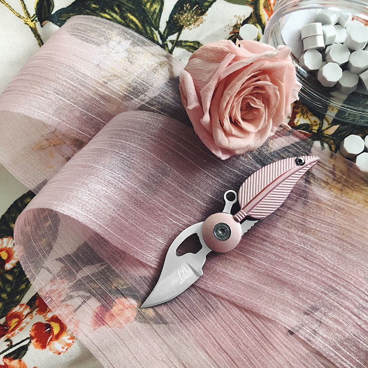 Creativo pluma cuchillo chica auto-defensa al aire libre fruta cuchillo multi-función llavero portátil plegable mini expreso