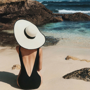 �n����ɫ���s¶���Ը��ڶ�����V�I��Ȫɳ���ȼ�Ӿ�b�B�wӾ��Ů