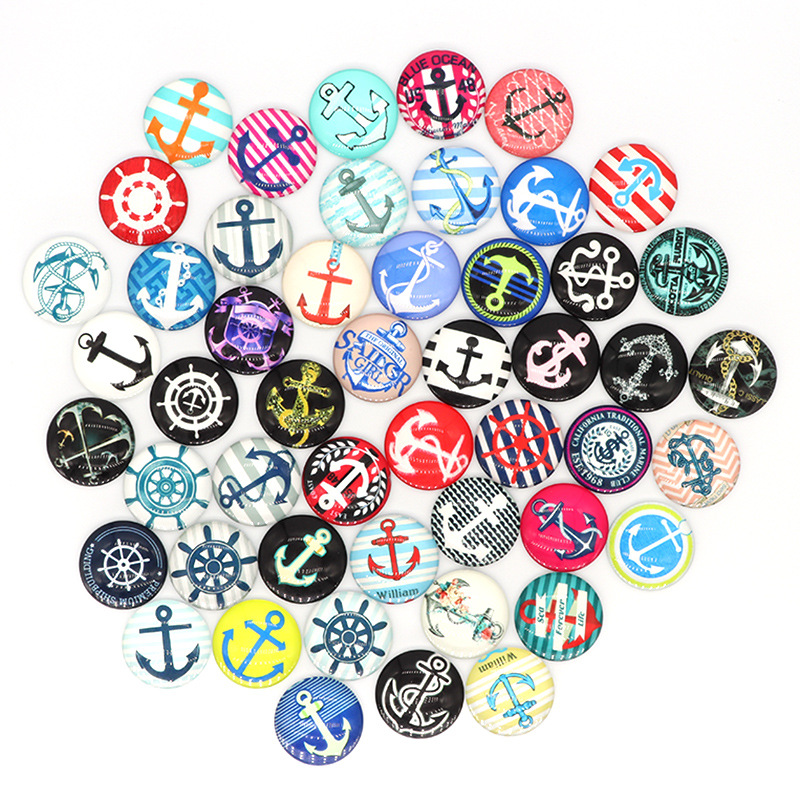 배가 방향타 위에 고정되어 있다.