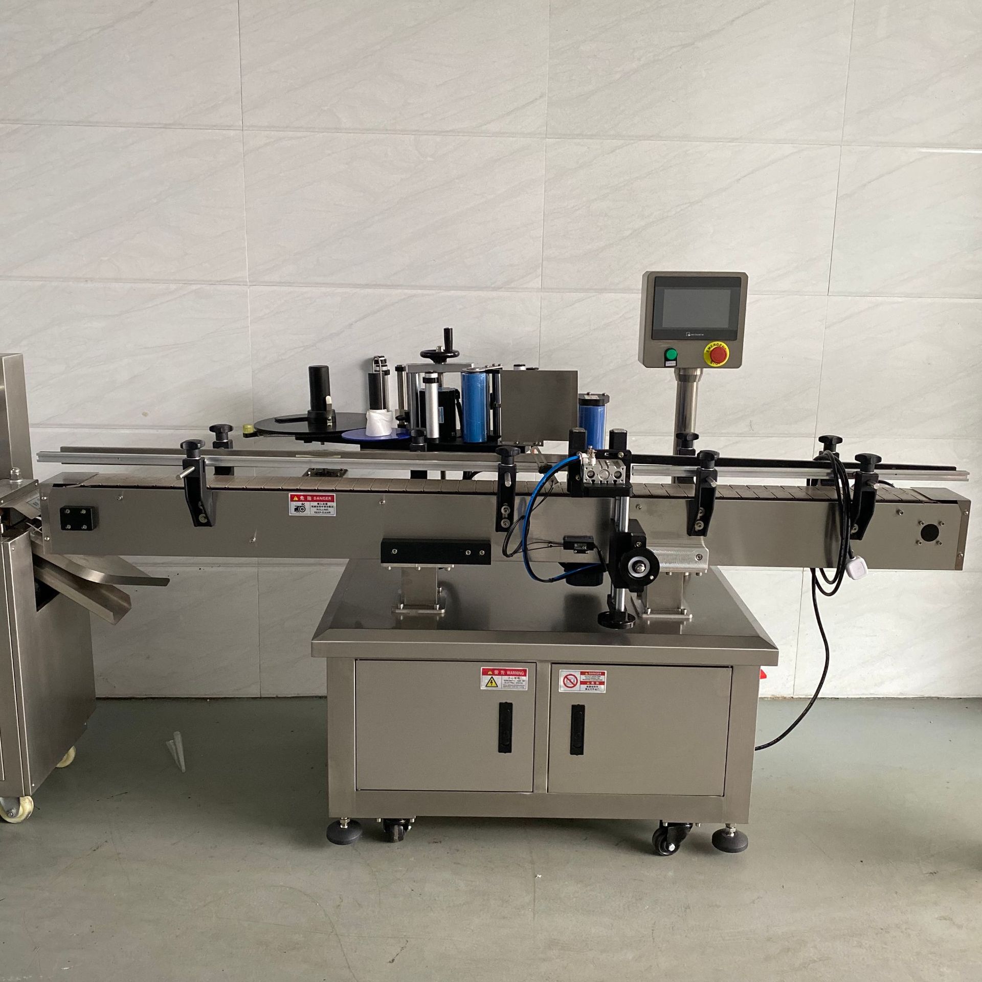 塑料瓶标签自动贴标机 消毒液贴标机 快速圆瓶全自动贴标机