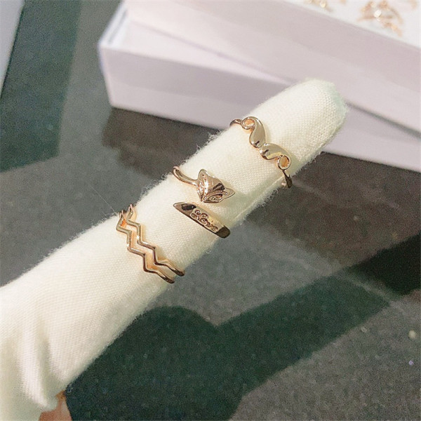 Fashionable glossy ring