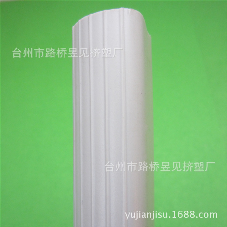 Productos de extrusión de plástico Tubo de plástico de PVC Tubo de plástico de raya Tubo de drenaje de PVC usos múltiples Procesamiento de extrusión