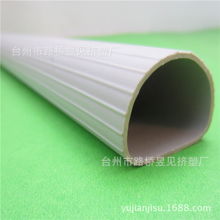 Productos de extrusión de plástico Tubo de plástico de PVC Tubo de plástico de raya Tubo de drenaje de PVC usos múltiples Procesamiento de extrusión