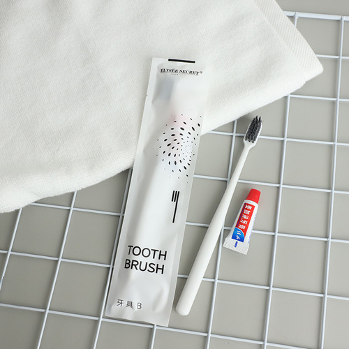 Star-rated hotel disposable toothbrush and bathroom supplies set for travel homestays guesthouses toothpaste comb slippers wholesale