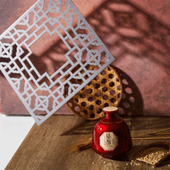 A 28*28cm photography prop Chinese-style window lattice, perfect for capturing light and shadow, with a retro Chinese theme, serving as a shooting backdrop.