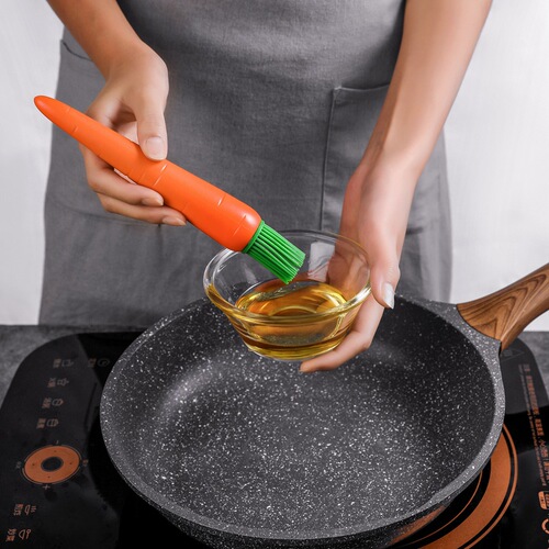 Creative cute carrot silicone oil brush kitchen barbecue sauce brush high temperature resistant barbecue brush baking brush