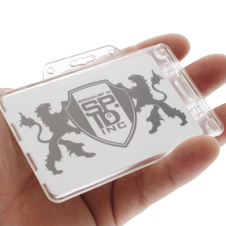 Venta caliente transfronteriza ABS transparente horizontal de plástico titular de la tarjeta de bloqueo titular de la tarjeta de identificación PC de plástico duro insignia en stock